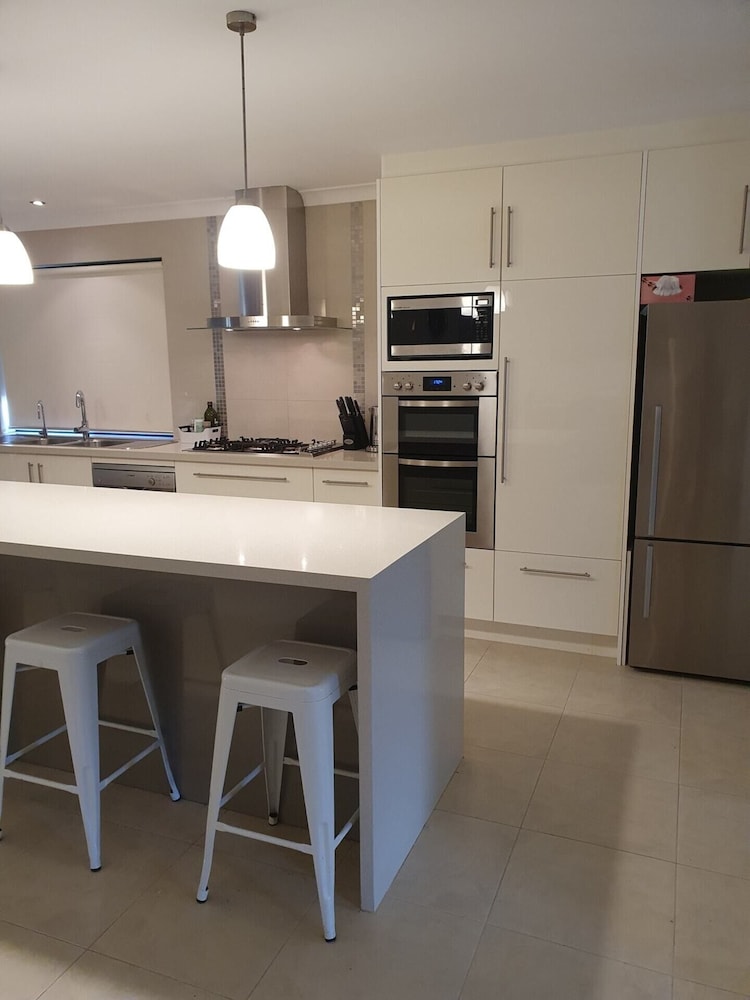 Beautiful 3 BR Home With BBQ and Parking!