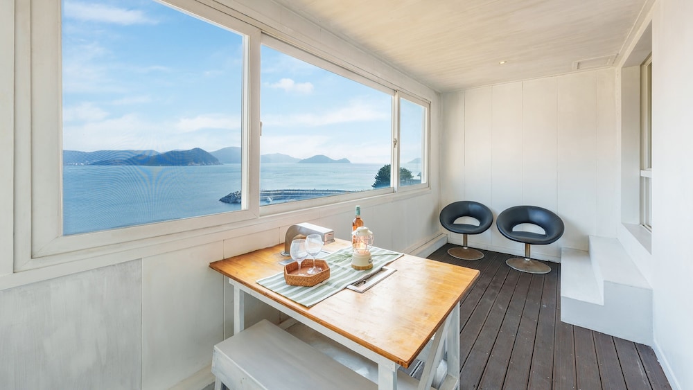 Geoje Kkachi and Santorini Pension