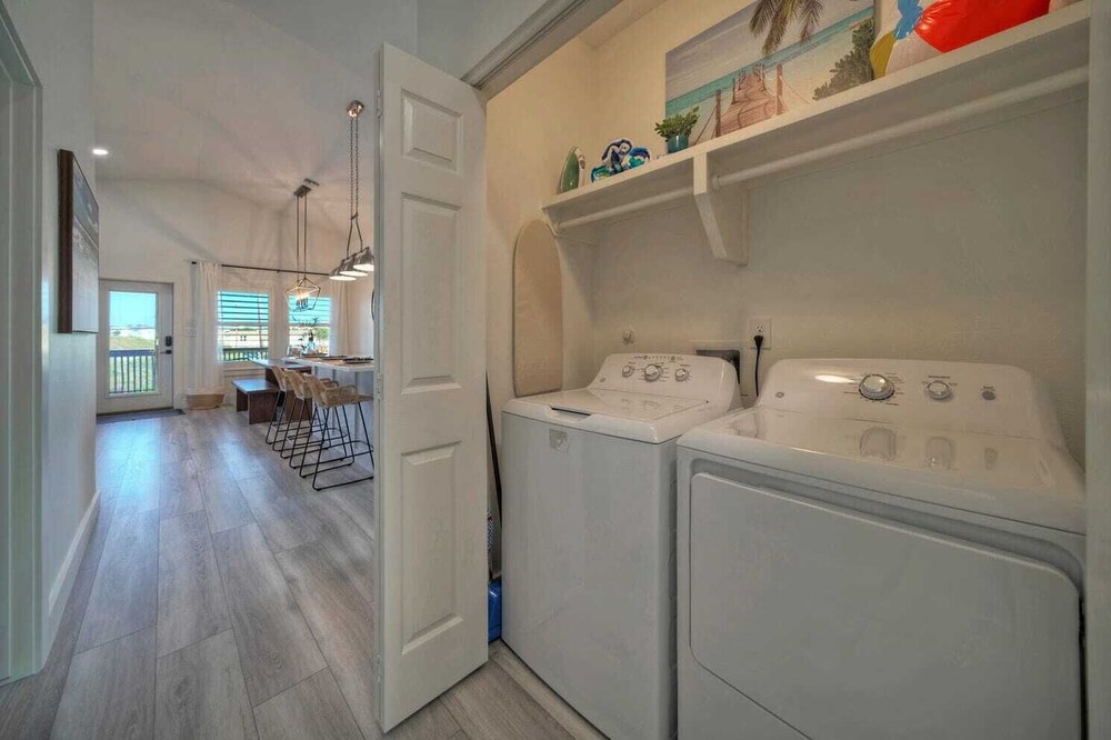 Sleeps 24 2 Homes, Walk to the Beach, Private Pools, Fire Pit, Modern Design