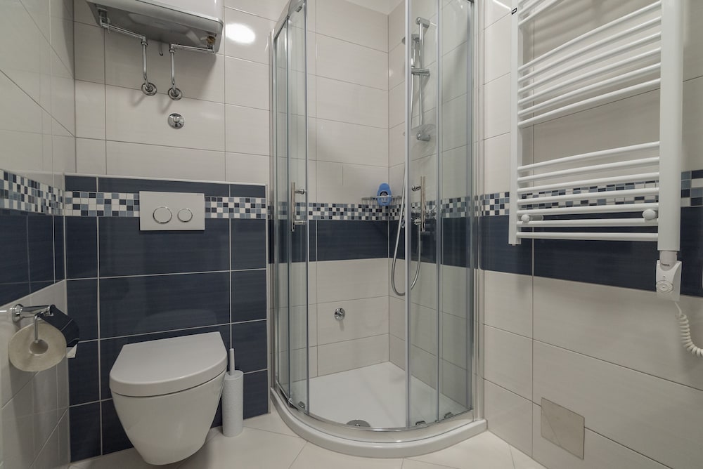 Drop In Split Suites en Split — bathroom