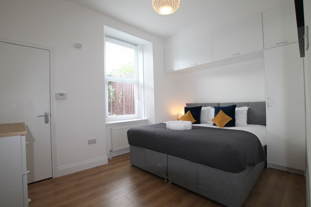 Dundee - 1 Bed - Sleeps 5 - Pet Friendly