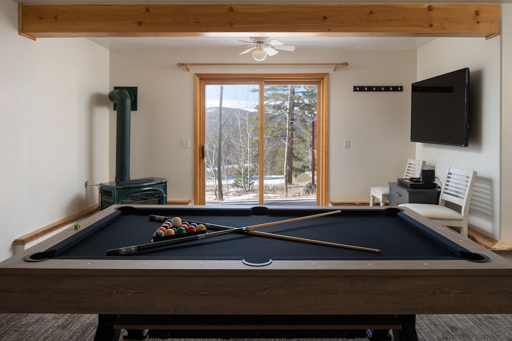 Mountain View Retreat 4 Bedroom Home by RedAwning view 2