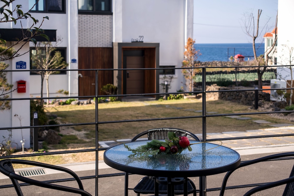 Aewol Bada Town House
