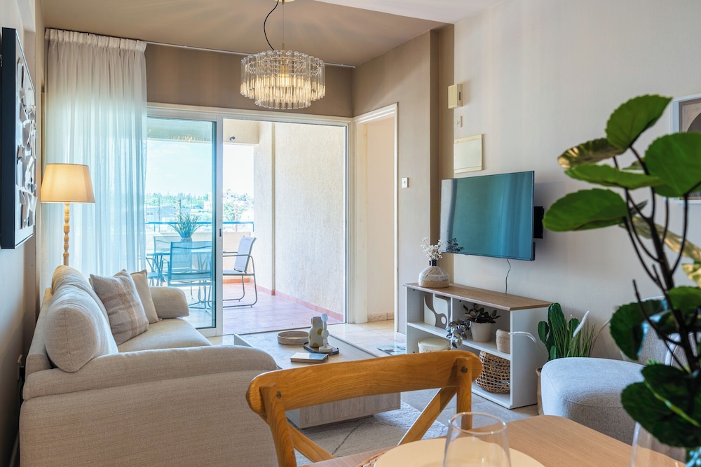 Calina - 3-BR Apt & Pool in Mackenzie