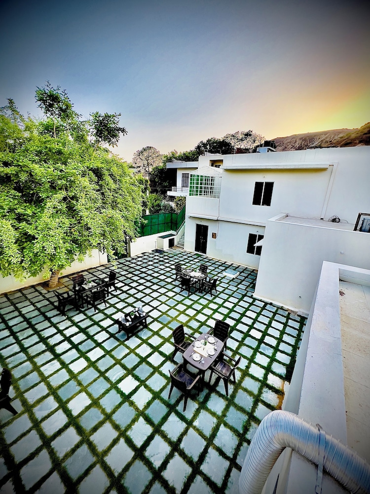 Hostel ivory