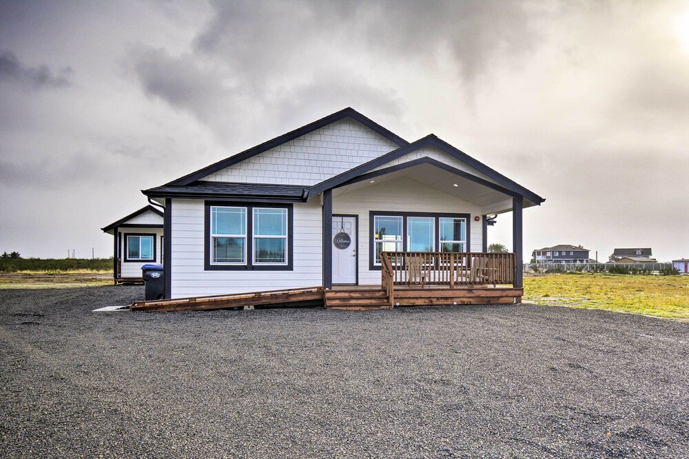 Modern Ocean Shores Home, 2 Mi to Beach! view 3