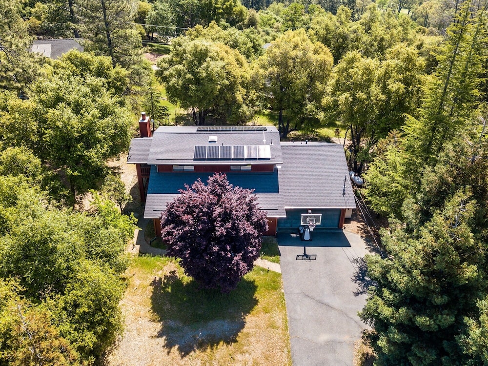 The Red House - Near Golf, Beaches & Communal Pool by Yosemite Region Resorts view 4