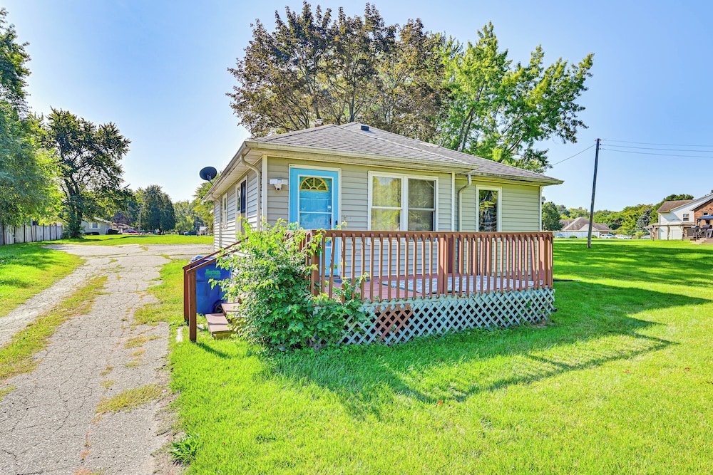 4 Mi to Lake Michigan: Updated Benton Harbor Home!