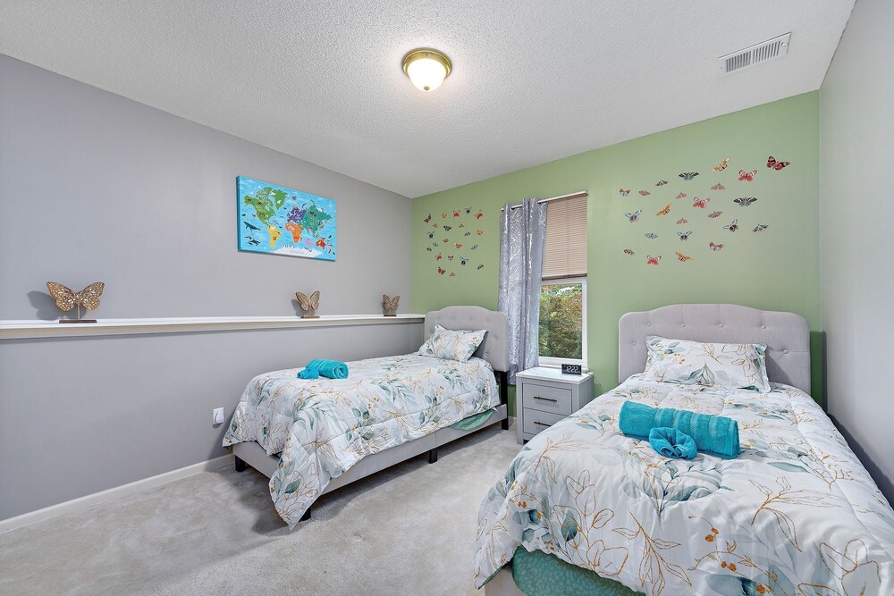 Beautiful Townhome 11 Minutes To Downtown 3 Bedroom Townhouse
