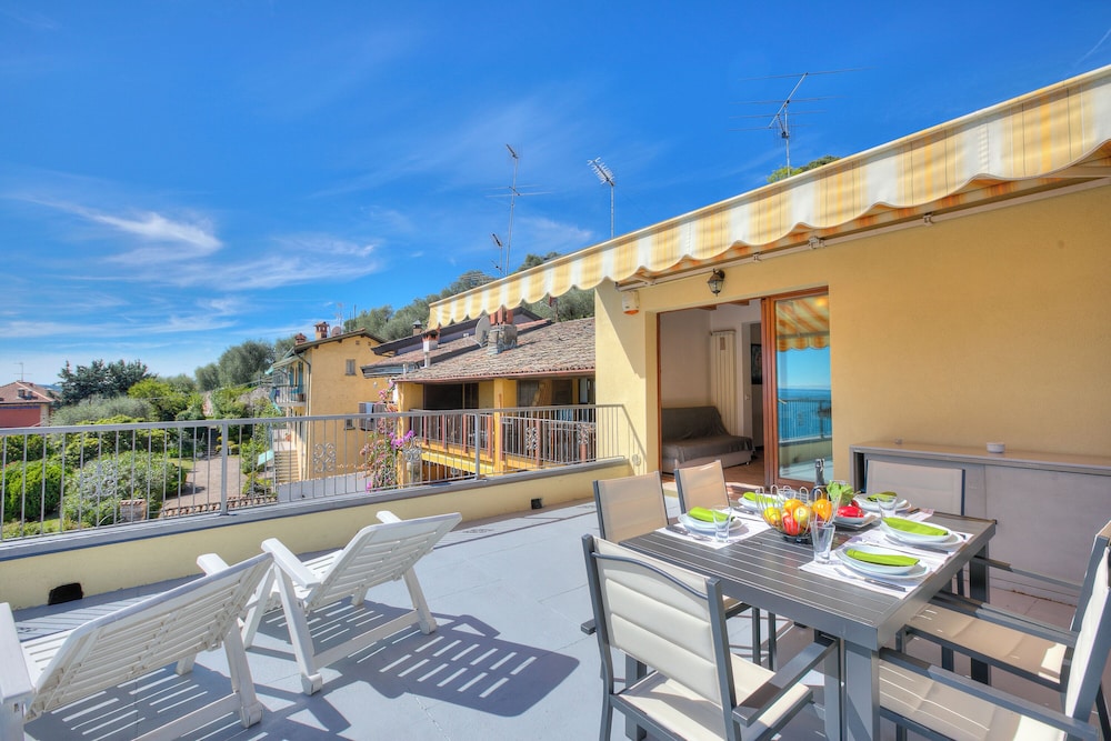 Eden House - Terrace & View Lake
