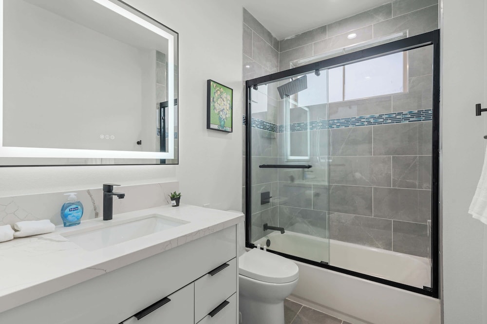 Not Affected by the Fire/modern Spacious Home With Parking & Fully Equipped Kitchen #3