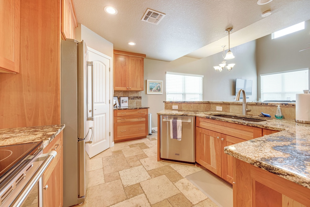 6 Mi to Water: Spacious Canyon Lake Home
