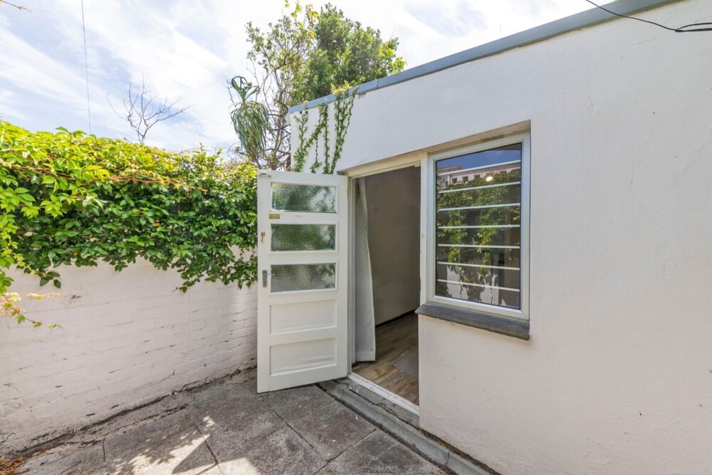 Peaceful 1BD Flat w/ Private Gardenrondebosch