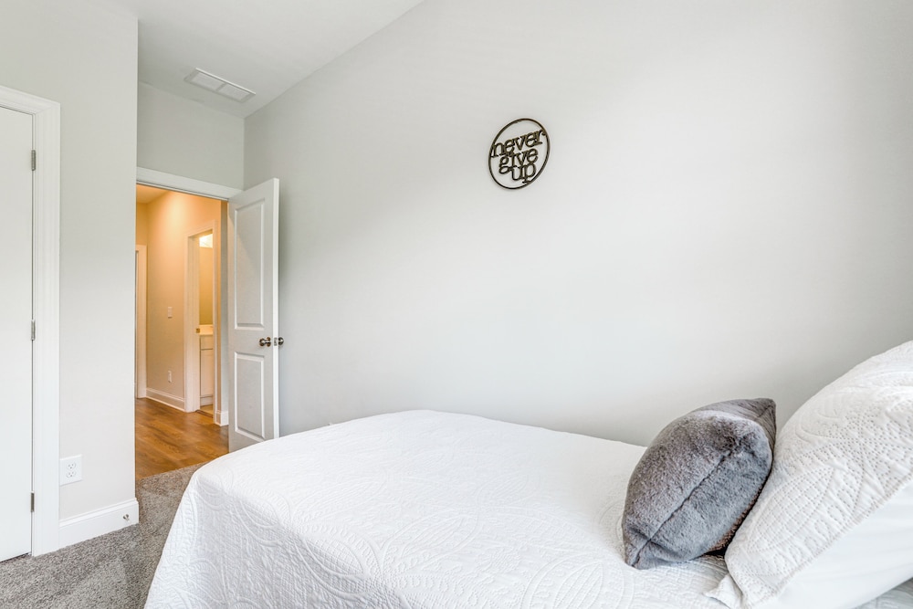 7 Mi to Dtwn: Sleek Retreat in Atlanta!