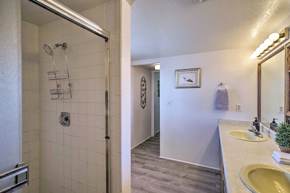 Putting Green & Pool Table: Lake Havasu City Gem!