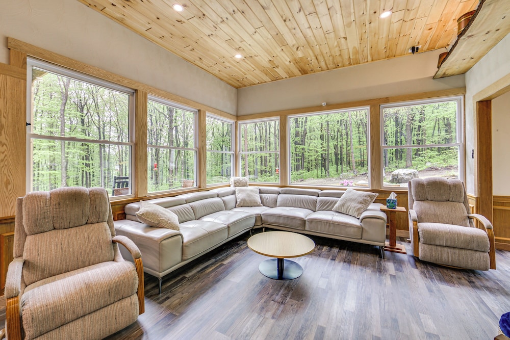 10 Mi to Mtn Resort: Normalville Cabin w/ Balcony!