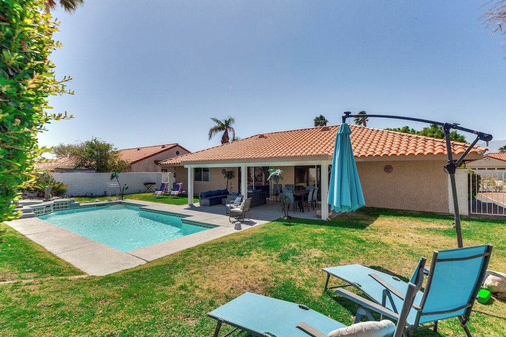 Game Room, Hot Tub & Mtn Views: Palm Springs Gem
