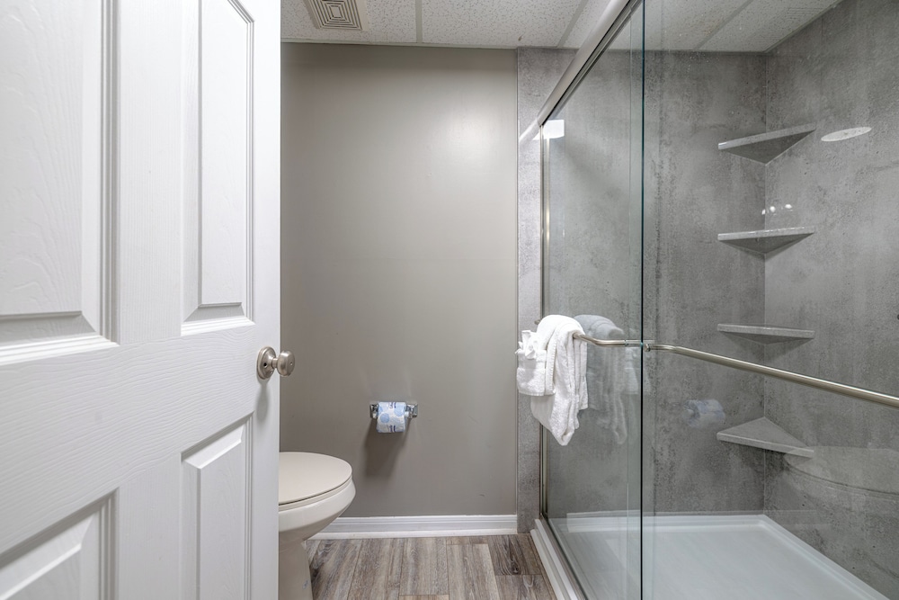 2BR Condo in Edgewater Resort With Golf, Tennis, Pools & Free Tram Service!