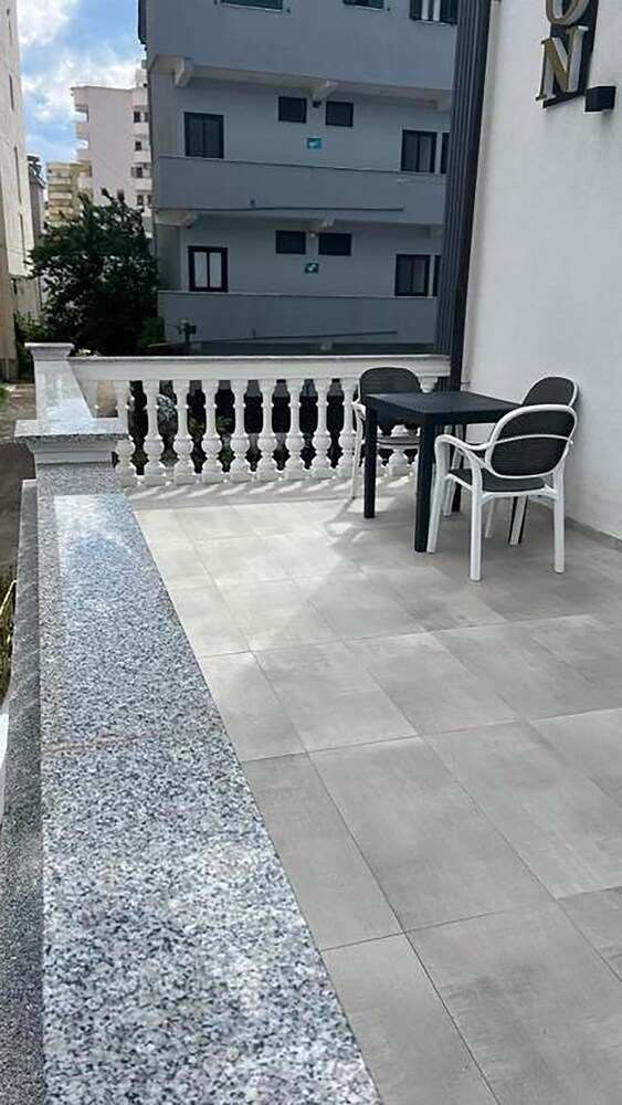 VILA AARON