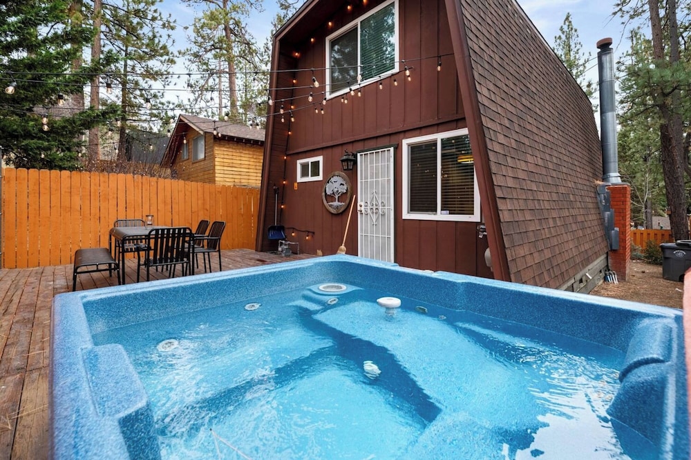 Moonridge Manor Cozy Retreat with Hottub