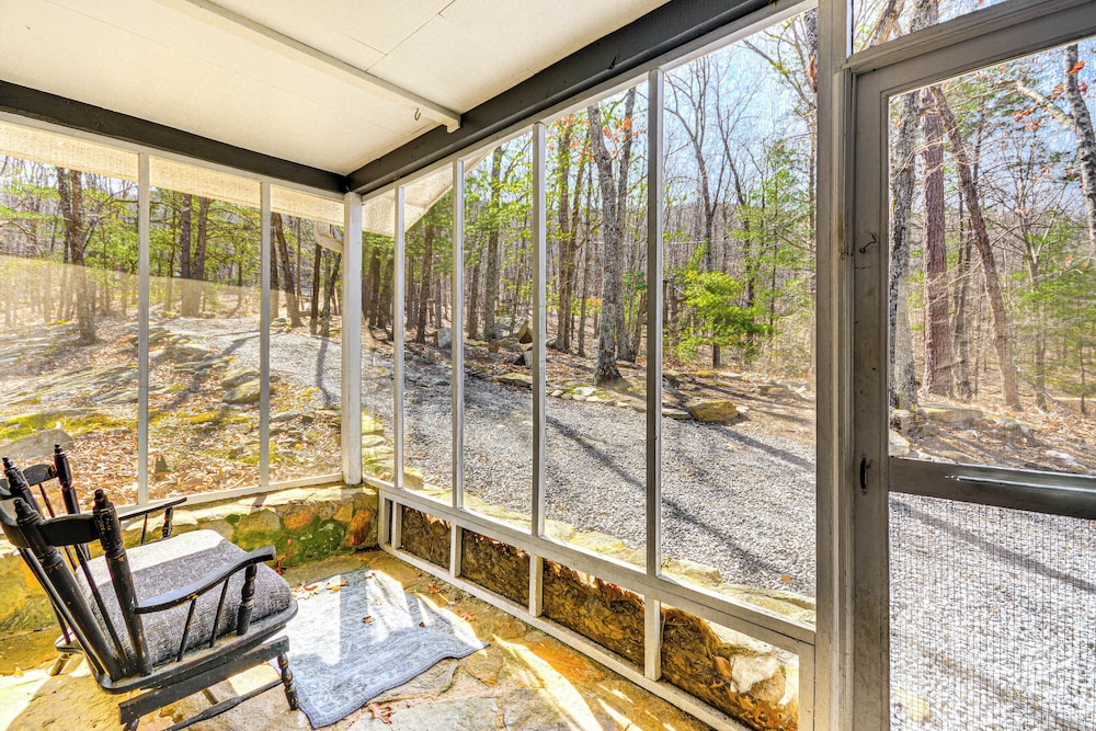 3 Mi to Hanging Rock State Park: Outdoor Haven!