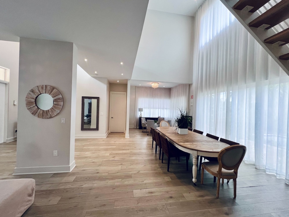Luxurious Beach Retreat w/ Heated Pool&basketball