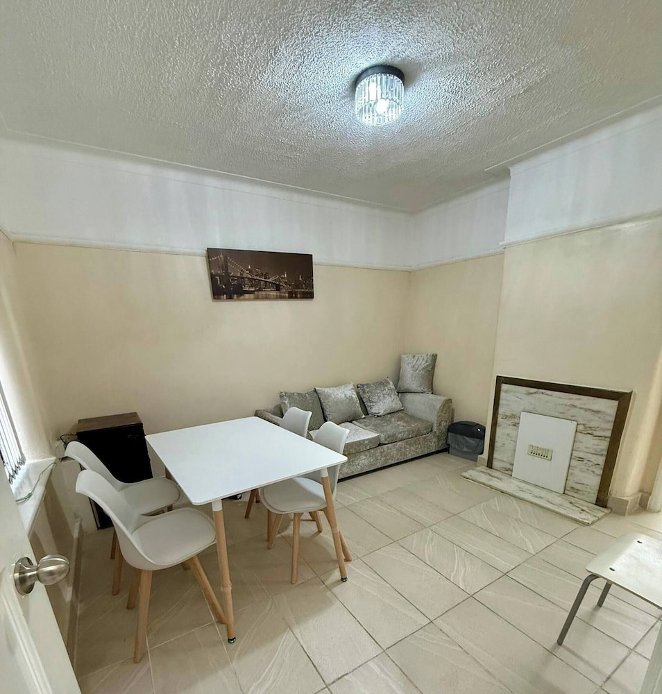 3bedroom Entire House in Stockport Town Manchester