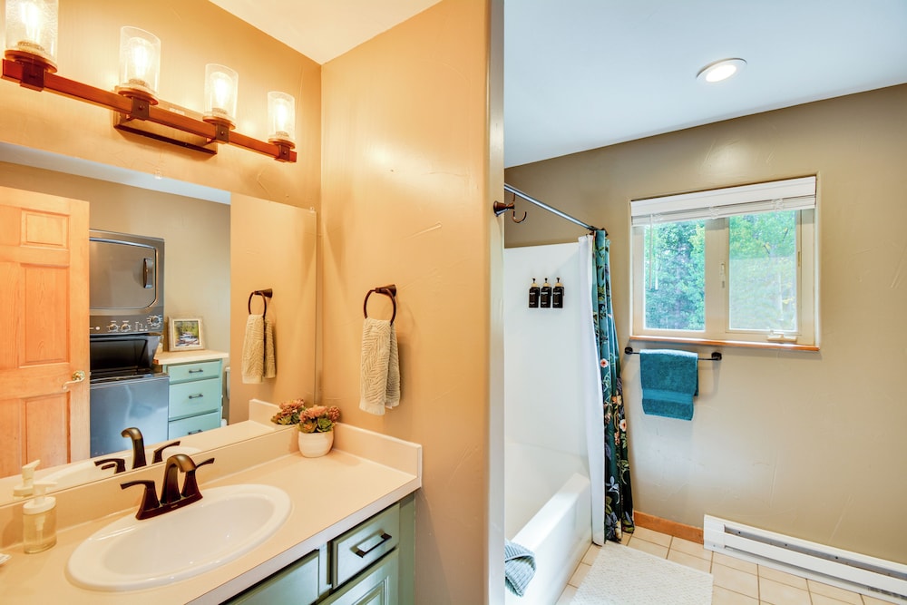 Hot Tub & Deck: Cabin Near Dtwn Alma & Breck