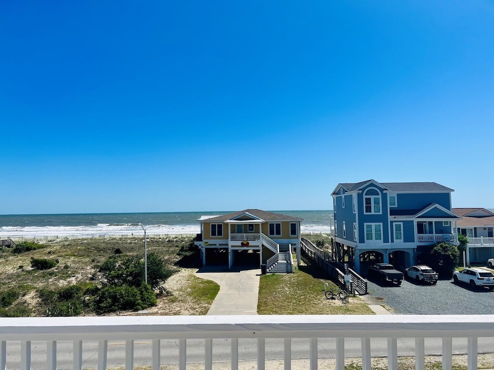 Just Breeze 'n 4 Bedroom Home by RedAwning