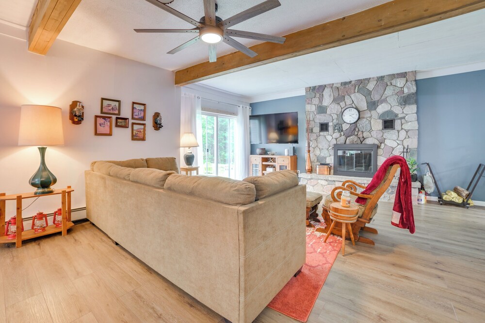 Updated Cabin w/ 2 Suites, Fire Pit & Forest Views