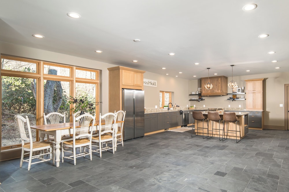 2 Mi to Beech Mtn Resort! 8,000-sq-ft Luxe Escape