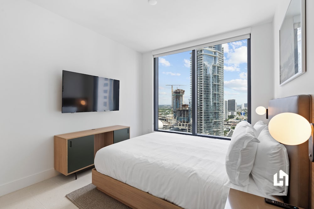Stylish Apartments with Partial Ocean Views in Downtown