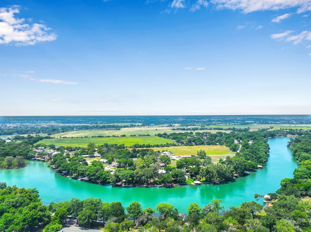 River Bend Retreat 2 Homes for 12 Next to Lake Dunlap