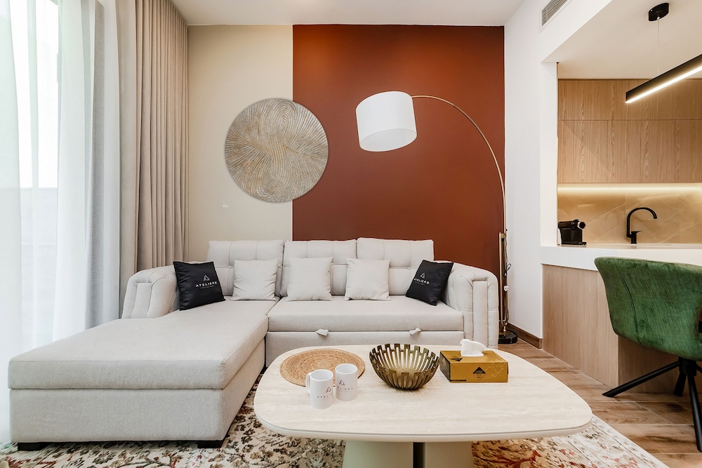 Oakley Square 1BR Apartment with maid's room