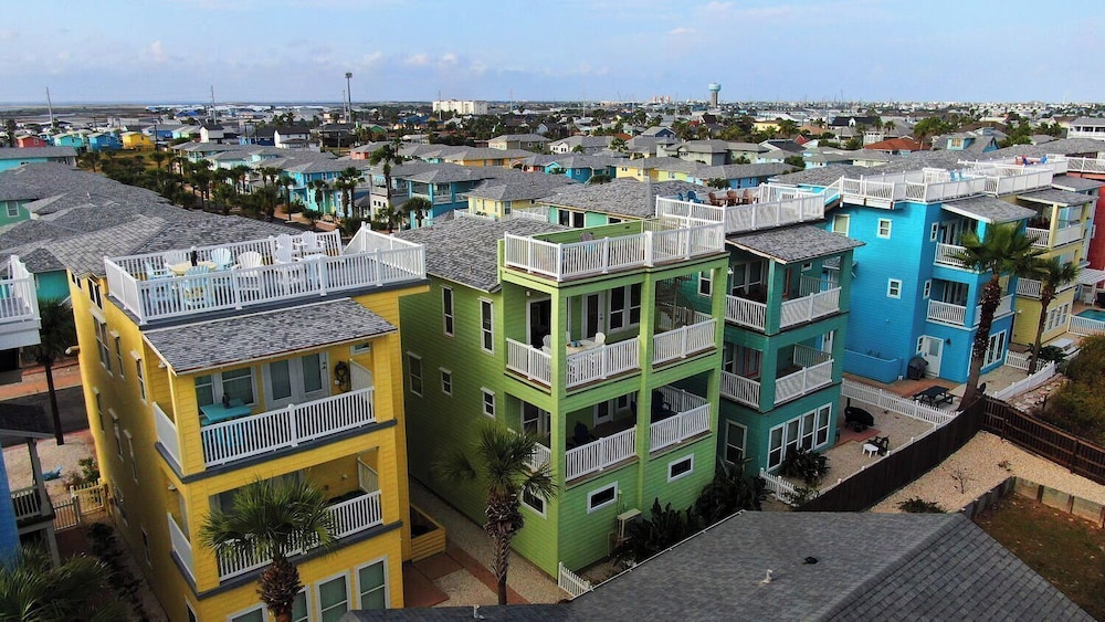 Walk to the Beach Ocean Views, Balcony Dining & Open Living Beachview 54 by Avantstay