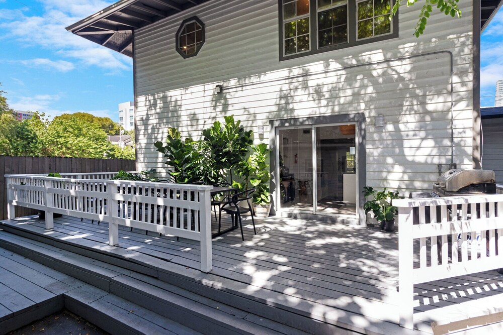 7BD Downtown Oasis Pool