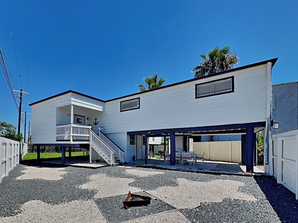 The Wave Cave by Silver Sands Vacation Rentals
