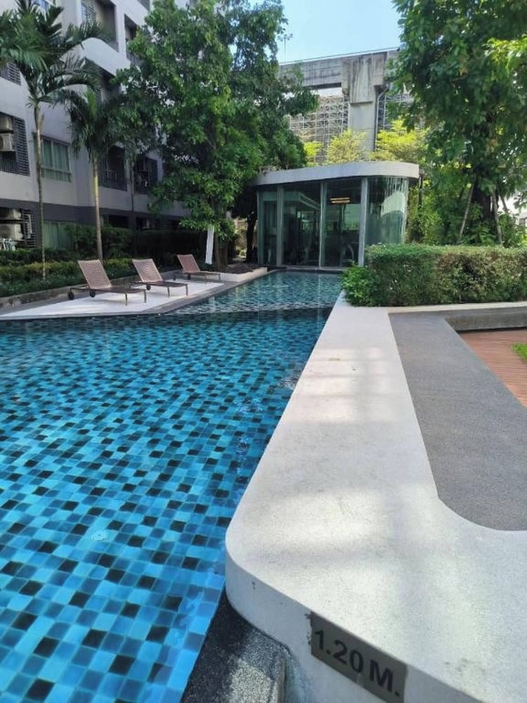 Modern Bangkok Apartment With Pool & Fitness