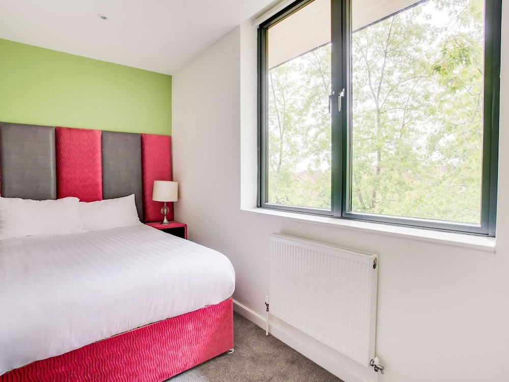 Apartment in Milton Keynes Near Canary Karaoke view 3