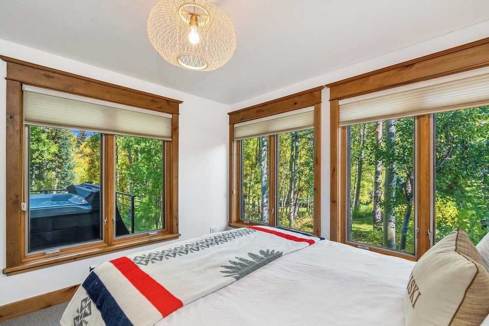 Evergreen Escape Home for 12