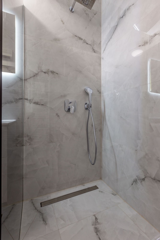 Exquisite Prestige Luxury Apartments With Shared Pool