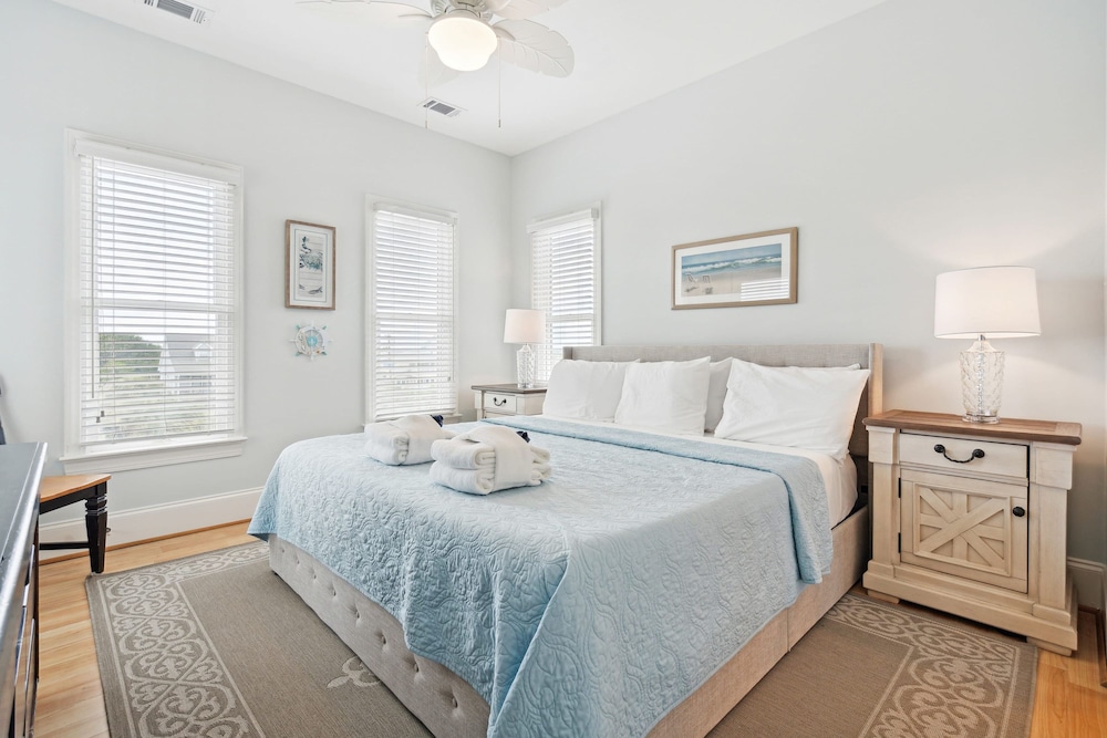 Oceanfront w Pool Panoramic Deck Views 5bdr Folly Ocean Breeze by Avantstay