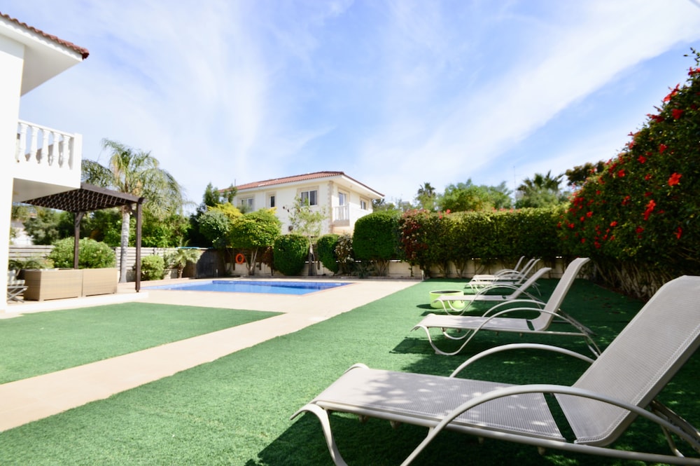 Villa Sleeps 8 With Private Pool