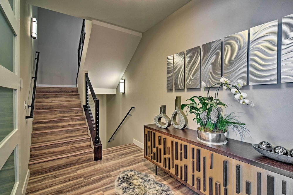 Modern Anchorage Townhome - By Delaney Park Strip!