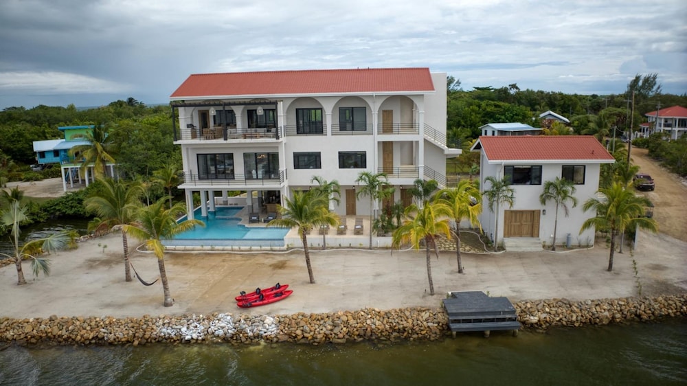 NEW 3 Story 4-bed Waterfront Villa w Sunset Views