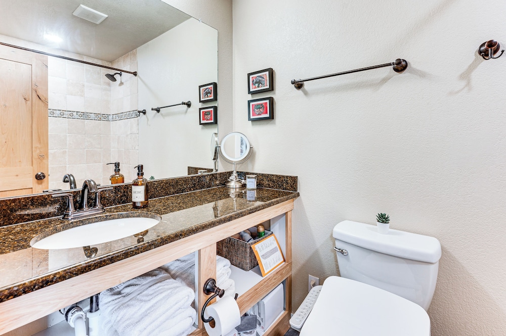 2 Mi to Winter Park Slopes: Mtn-view Condo!