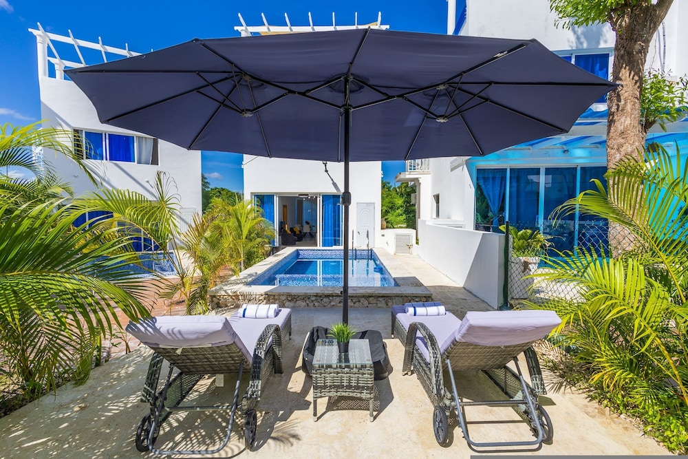 New Modern 2-lvl Punta Cana Villa in Gated Community With Private Pool Rooftop Jacuzzi