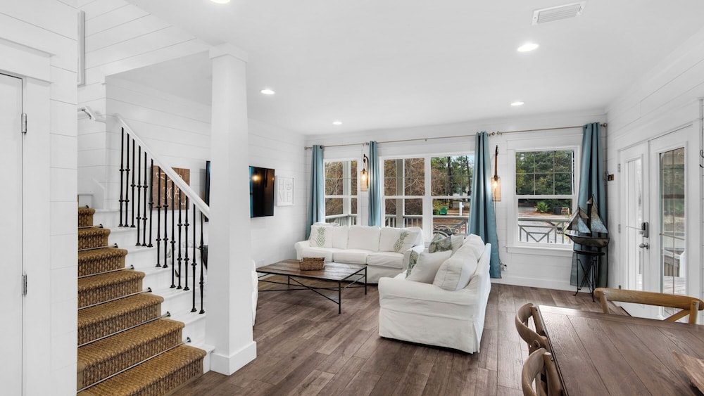 Best of Both Worlds: Pool, Golf Cart, Nearby Attractions & Steps to Beach!