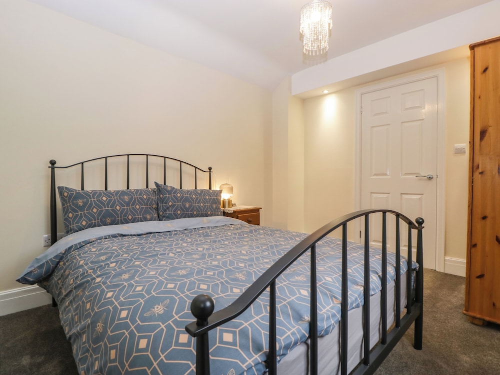 32 Bridgend Road