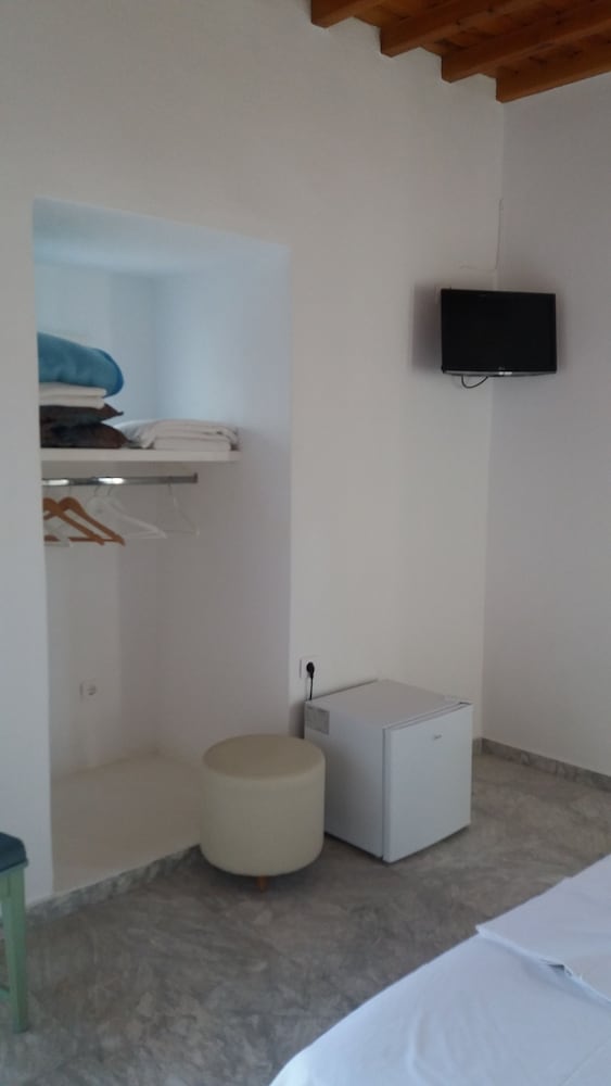 Manos Rooms